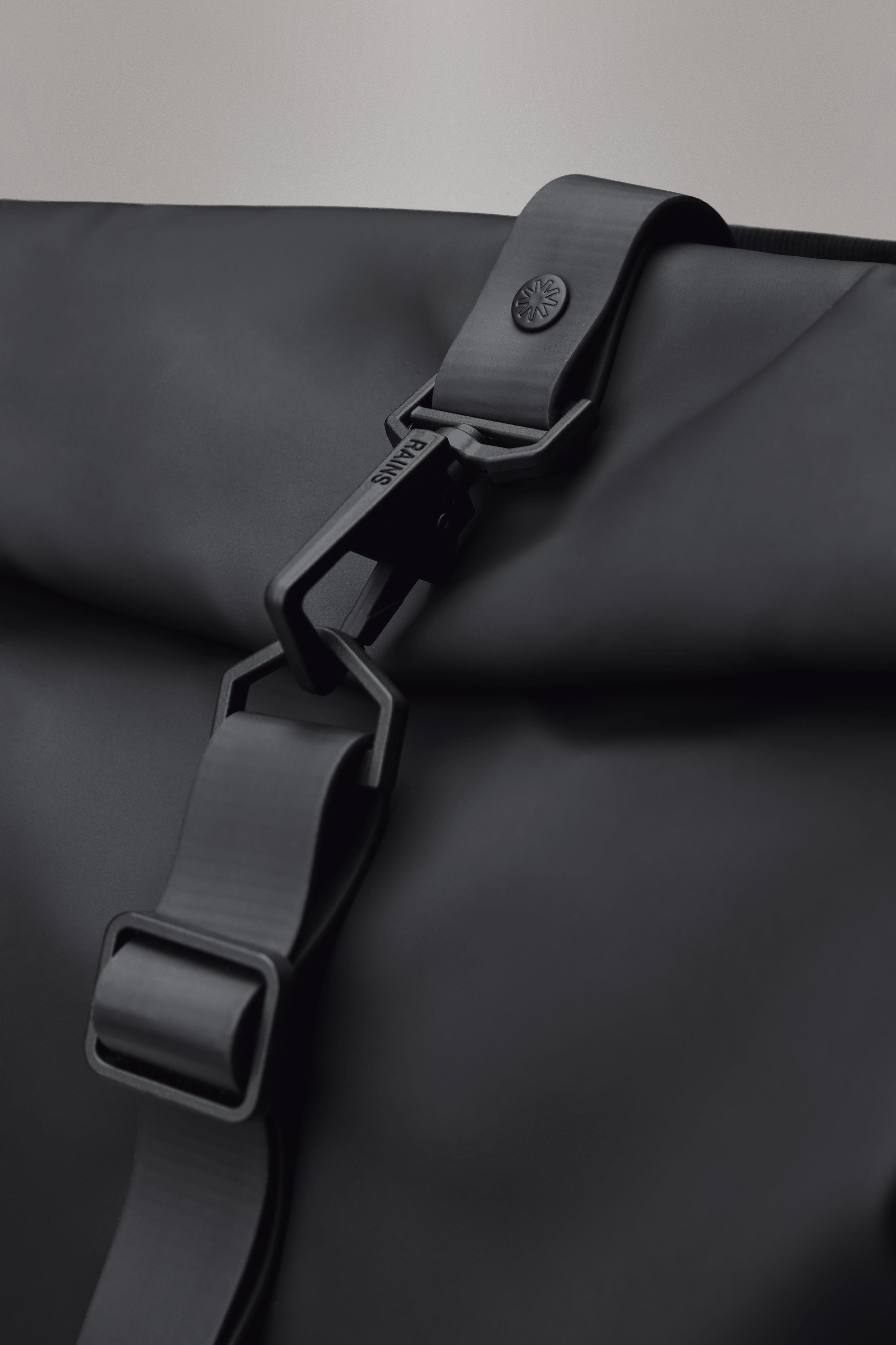 RAINS Rolltop Rucksack Black 17L H60 x D11 x W32 cm Backpack