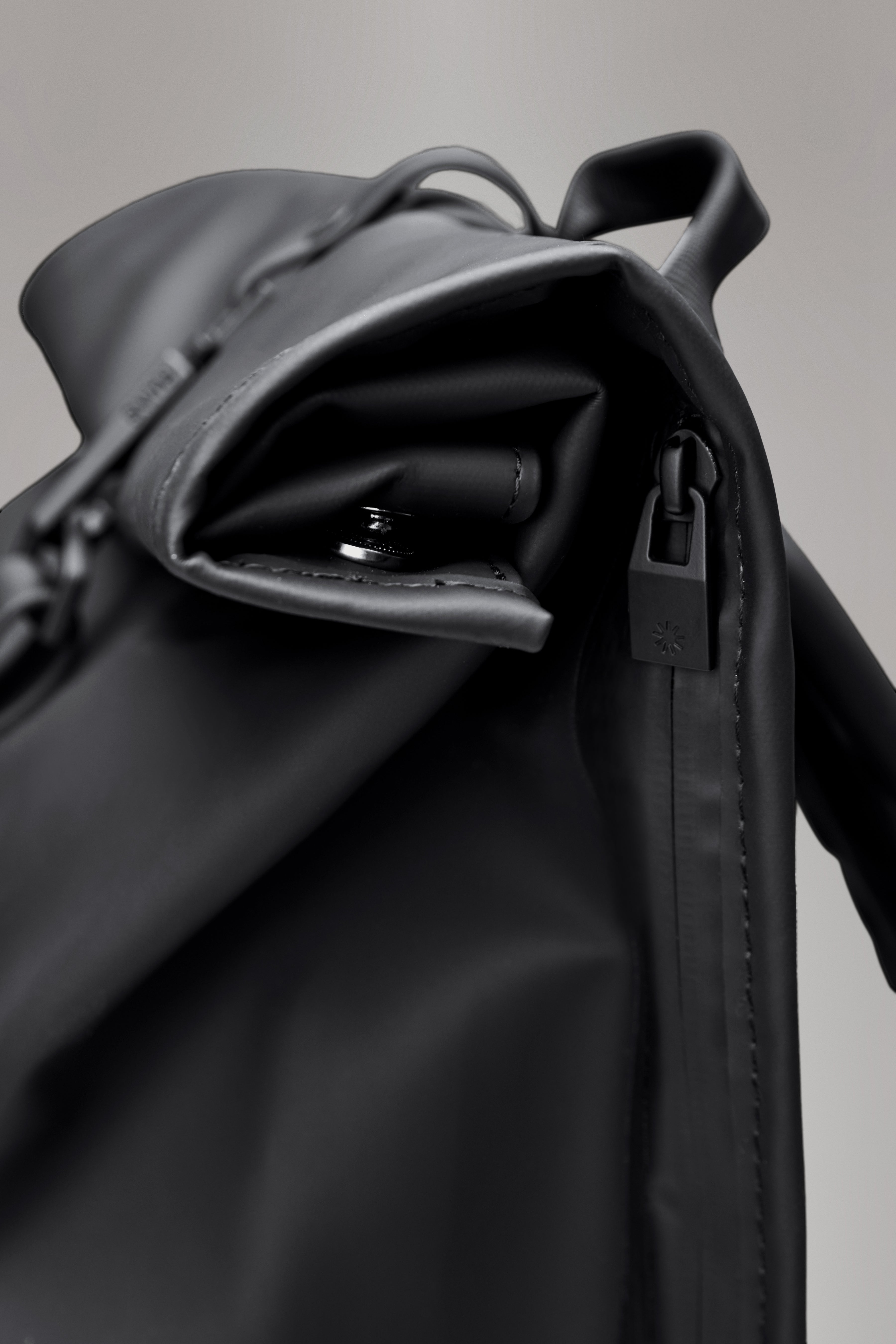 RAINS Rolltop Rucksack Black Grain 17L H60 x D11 x W32 cm Backpack