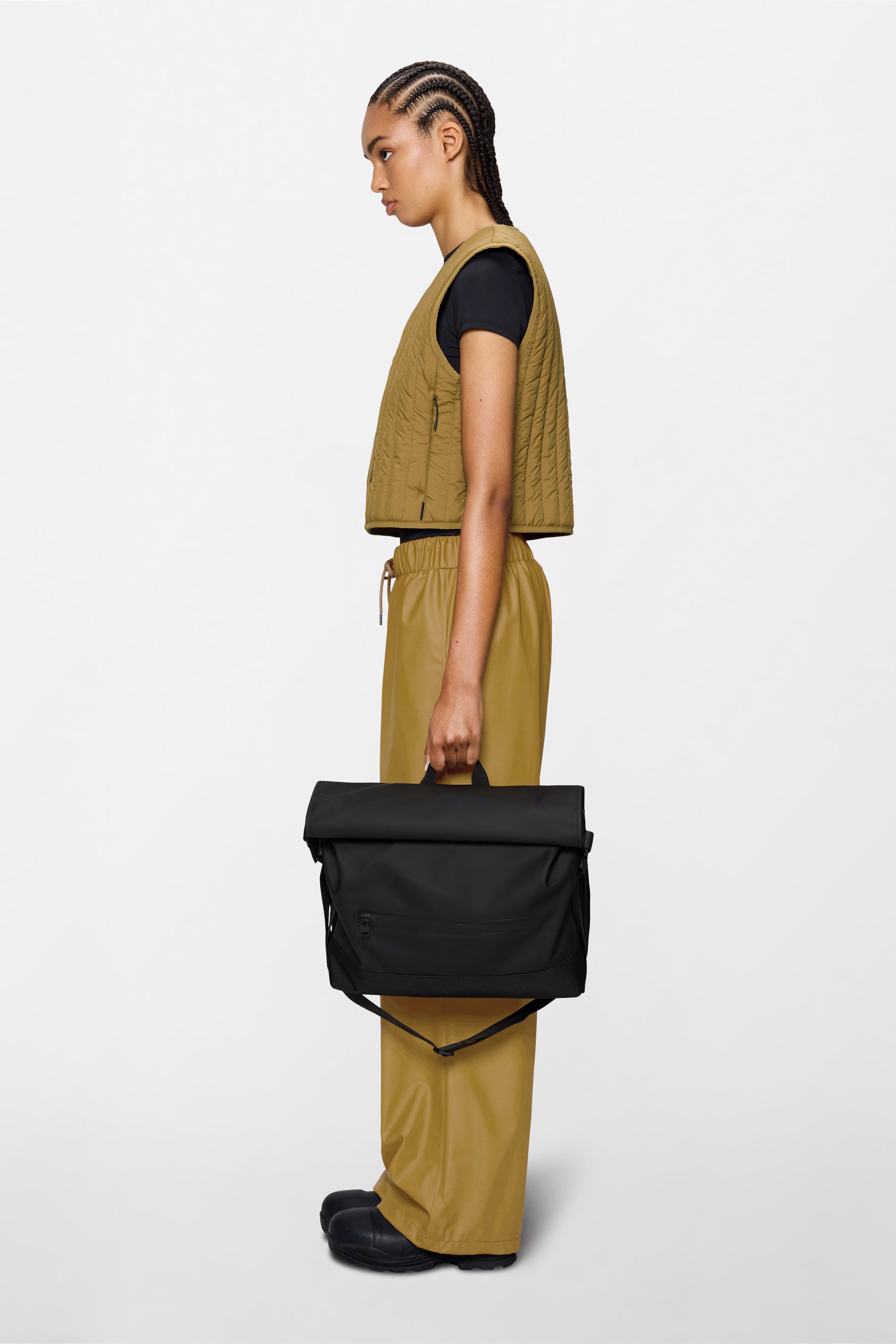 RAINS Trail Rolltop Messenger Bag Black 13L H35 x D12 x W37.50 cm Messenger