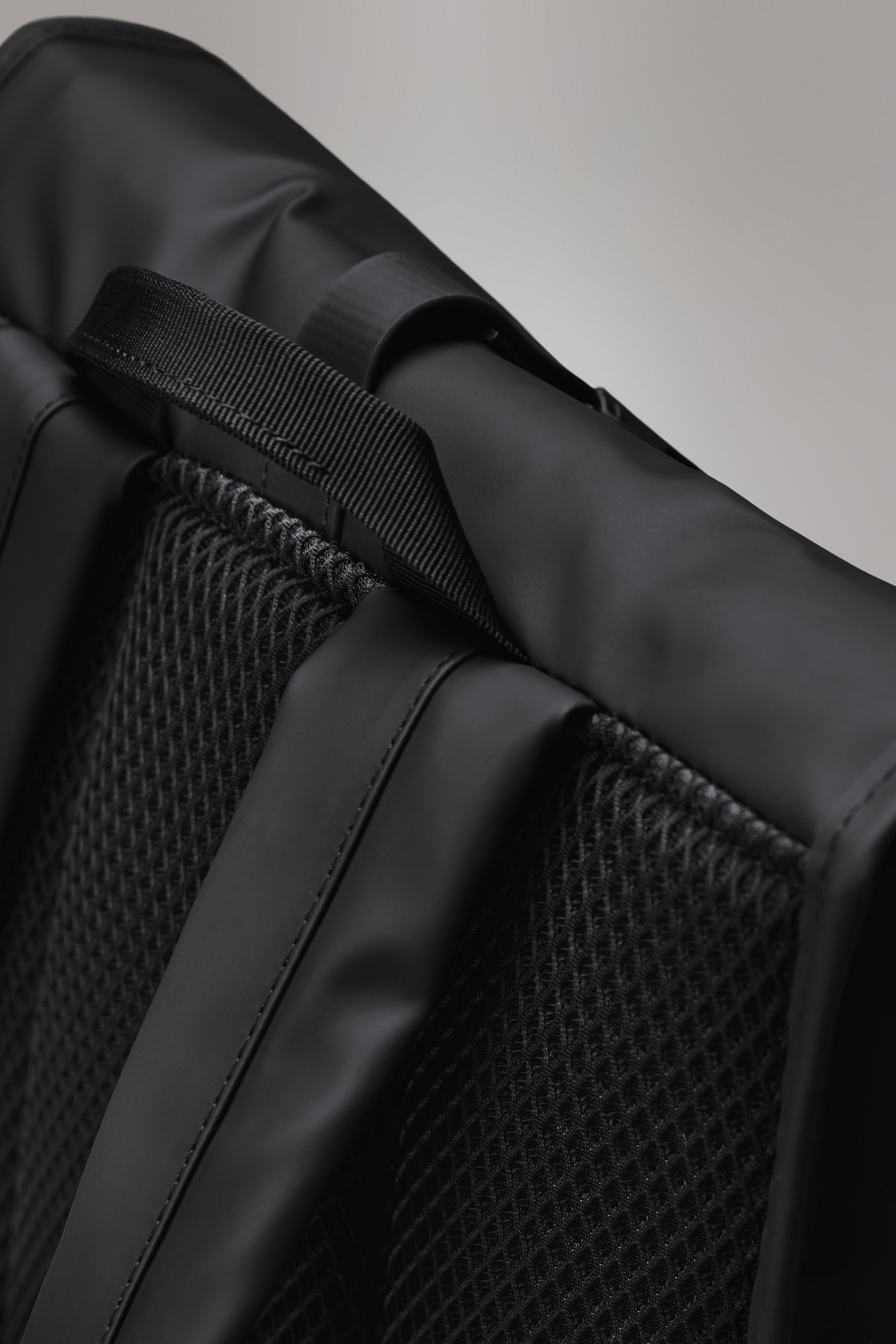 RAINS Rolltop Rucksack Spill 17L H60 x D11 x W32 cm Backpack