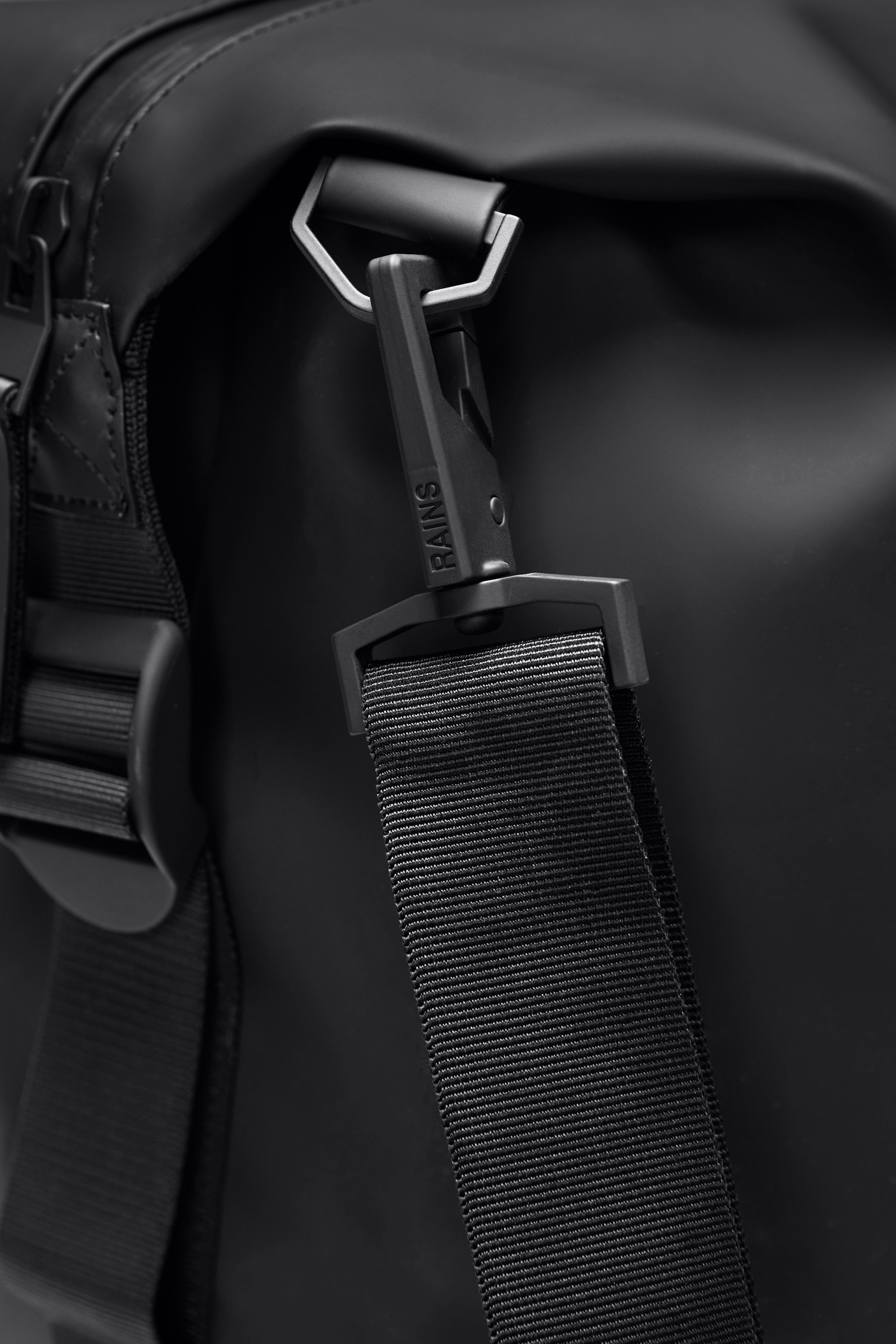 RAINS Hilo Weekend Bag Small Beige 18L H29 x D18 x W50 cm Weekender