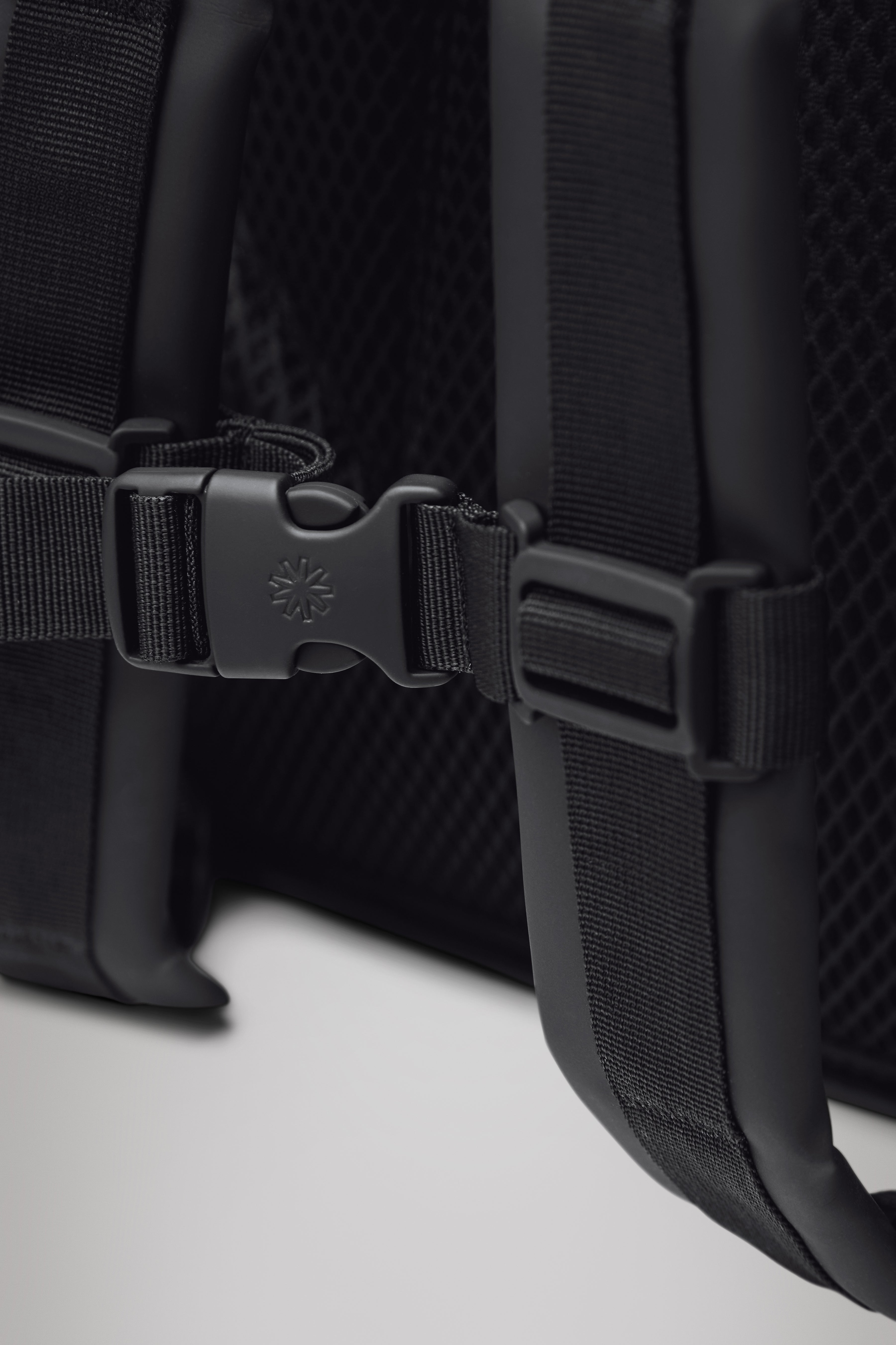 RAINS Rolltop Rucksack Black Grain 17L H60 x D11 x W32 cm Backpack