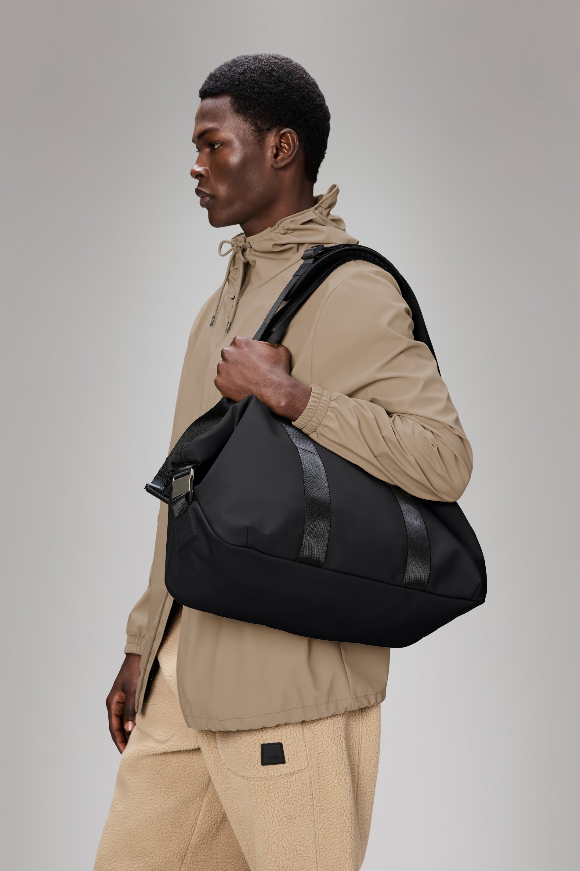 RAINS Valera Weekend Bag Small Black 20L H35 x D19 x W46 cm Weekender