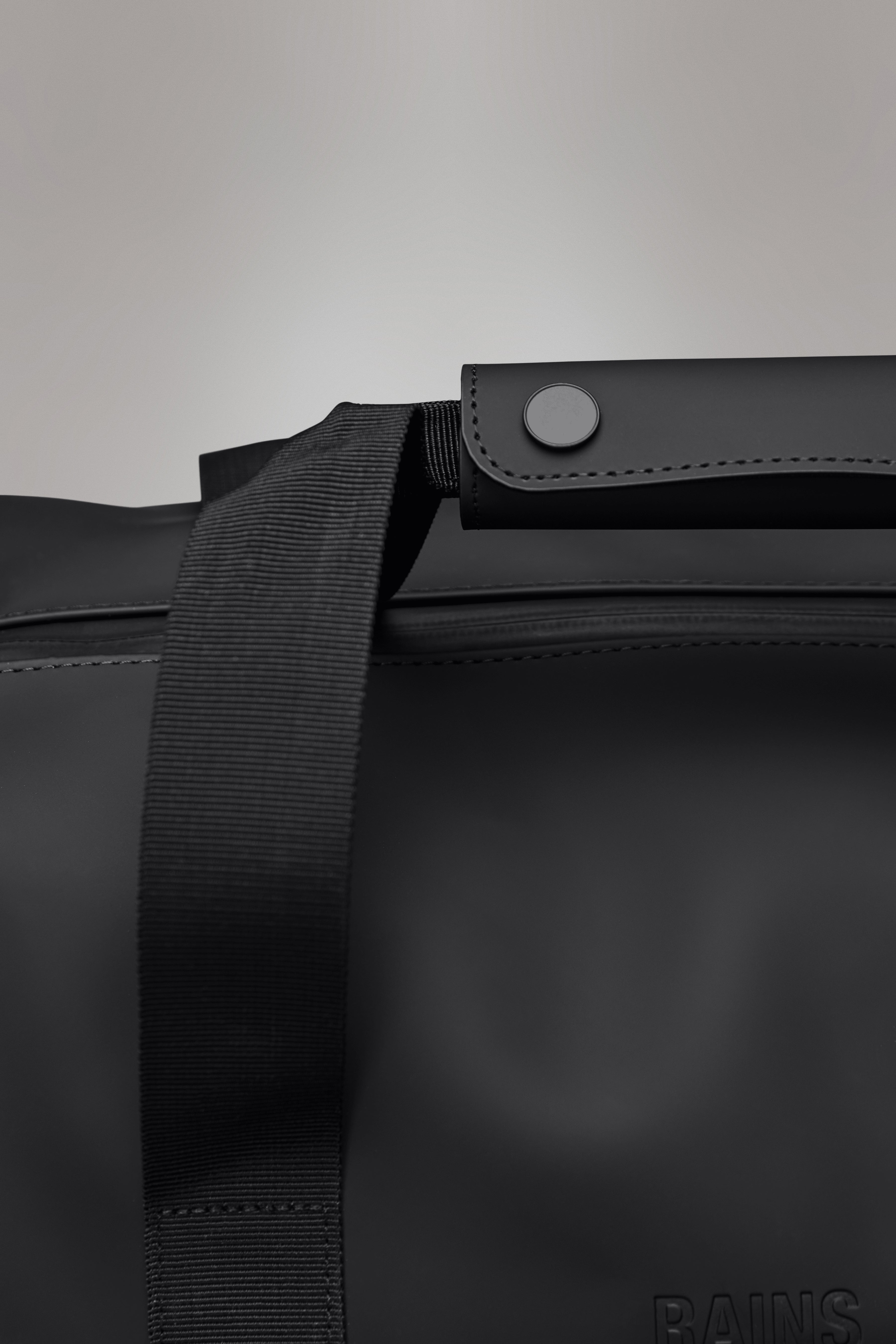 RAINS Hilo Weekend Bag Small Black 18L H29 x D18 x W50 cm Weekender