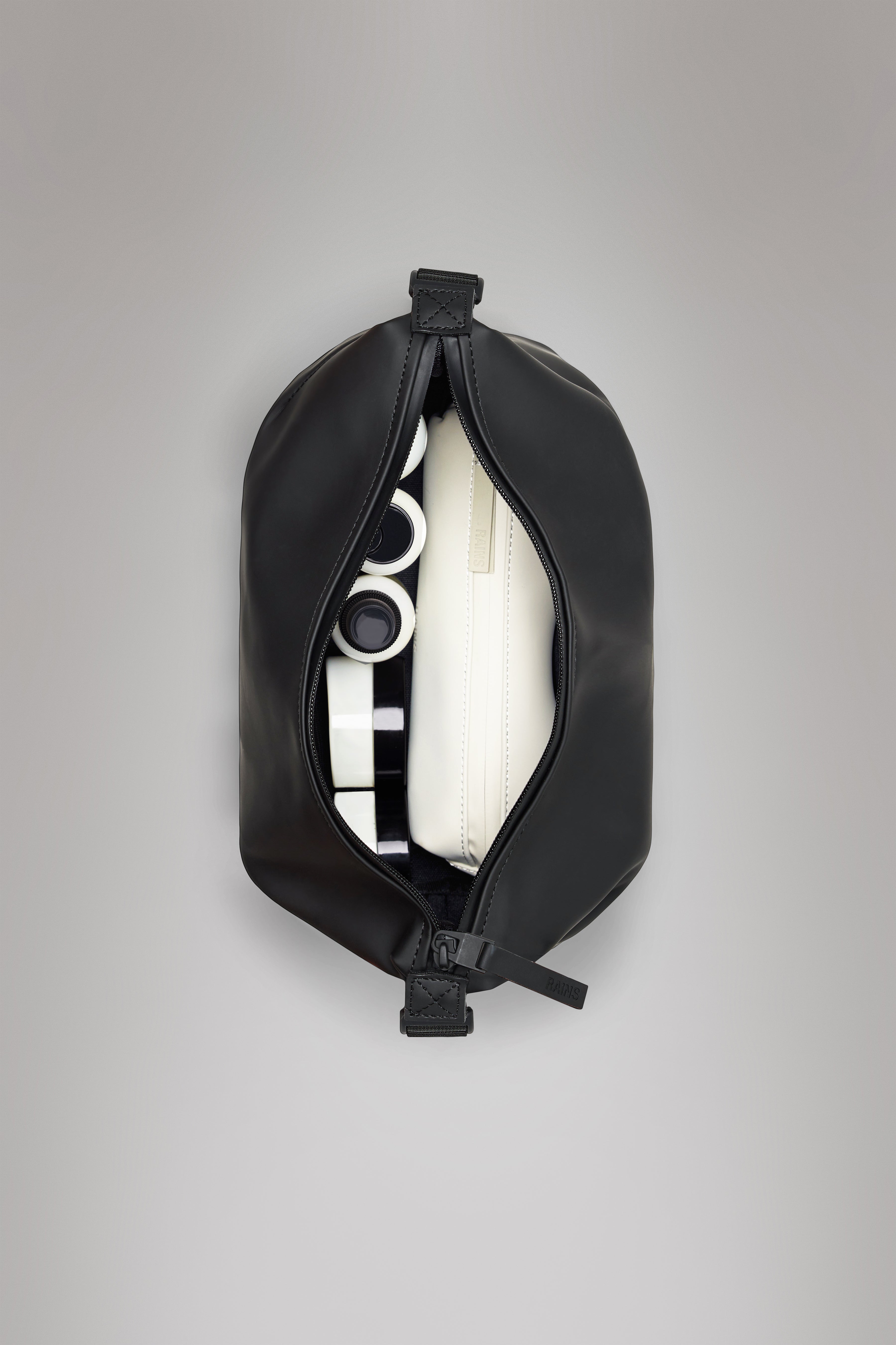 RAINS Hilo Wash Bag Black Grain 5.50L H18 x D12 x W26 cm Wash Bag