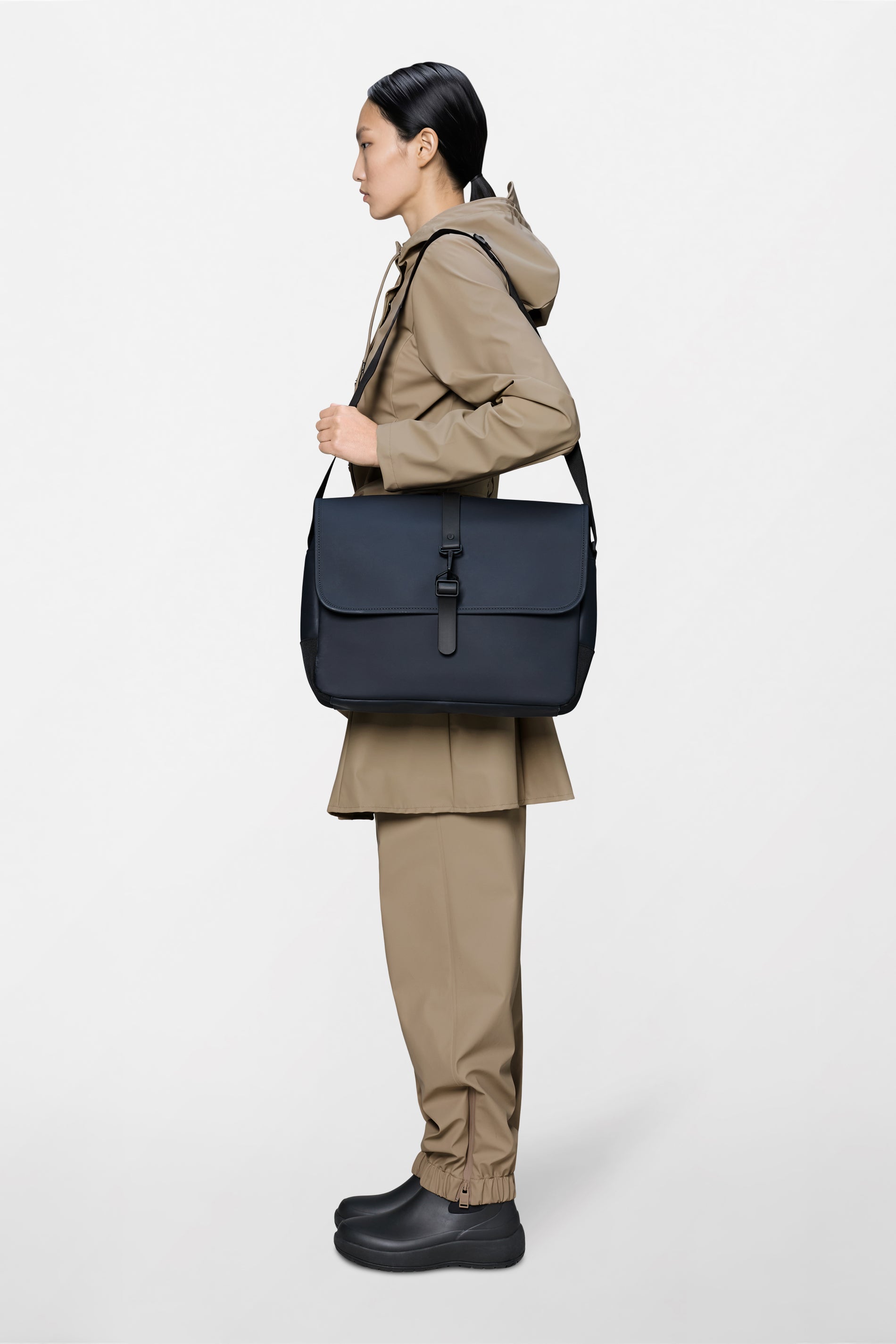 RAINS Messenger Bag Navy 11L H32 x D11 x W38 cm Messenger