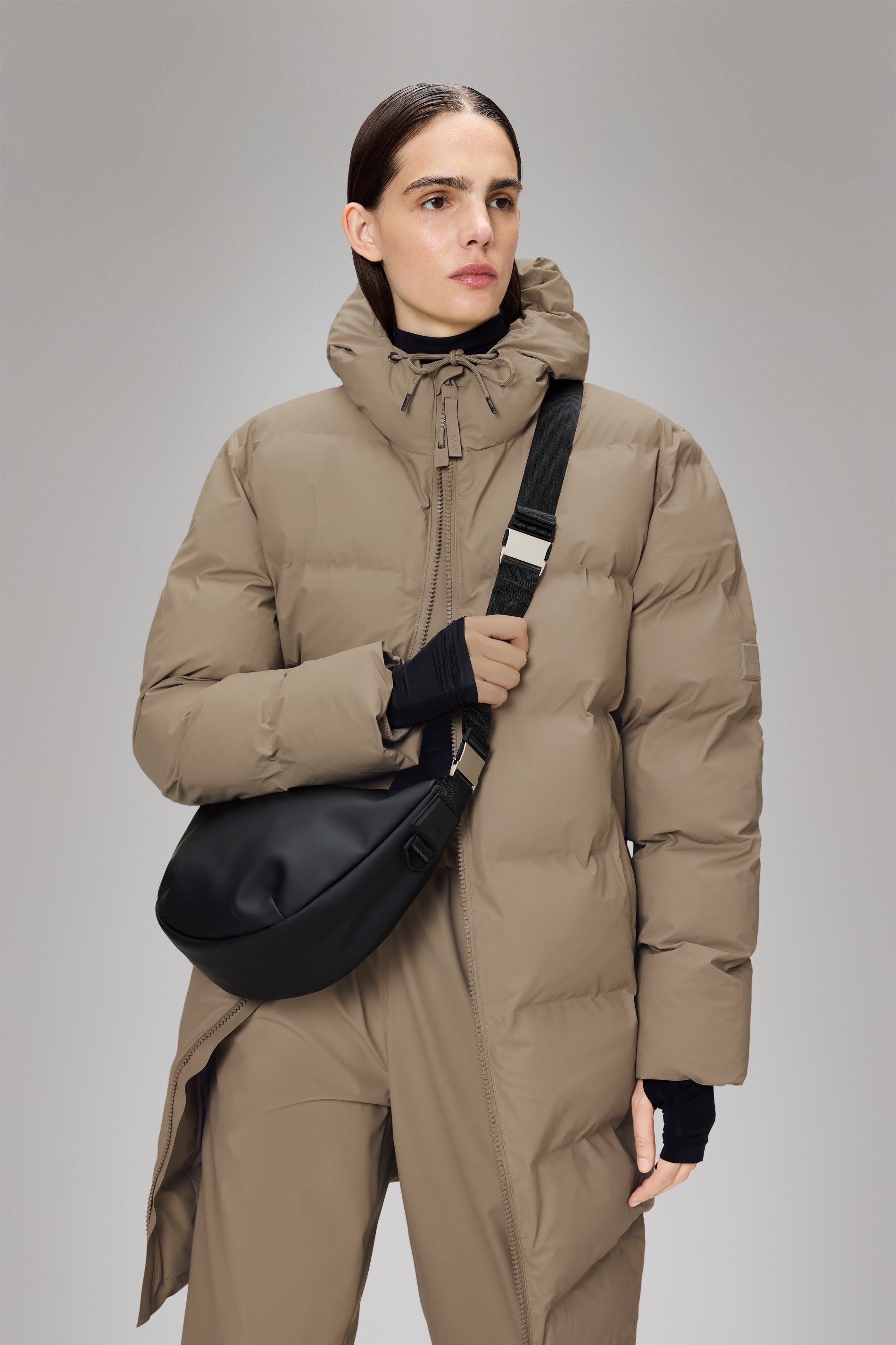 RAINS Valera Shoulder Bag Black 7.70L H22 x D10 x W35 cm Crossbody