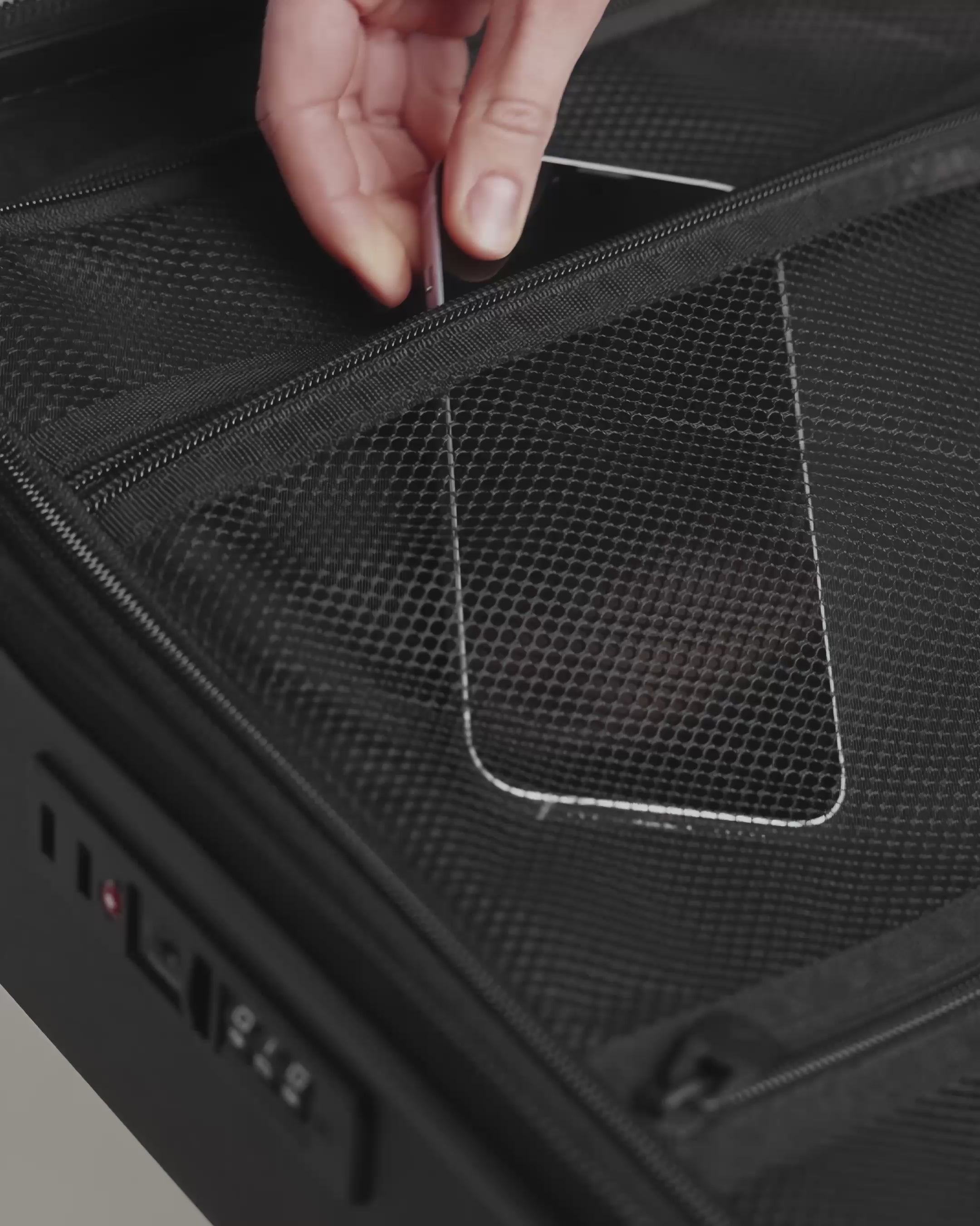 Internal mesh pocket